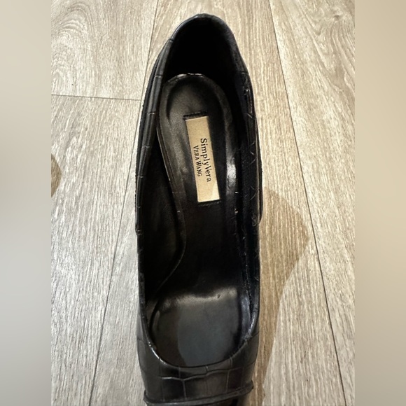 Preloved Vera Wang Mixed Black Leather Heels Size 6.5! - Picture 4 of 7